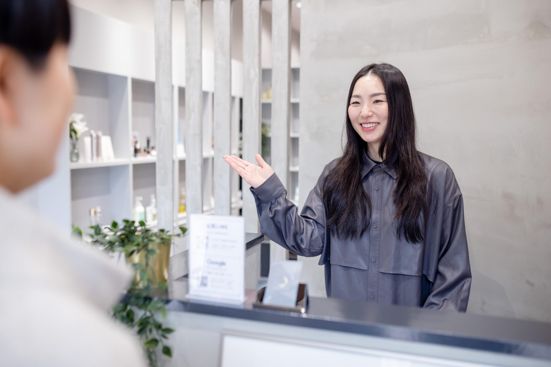 三田市エステサロン ルナクレッシェンテ受付 - スタッフが笑顔でお客様をお出迎えする店舗入口。三田駅から徒歩2分、キッピーモール1階の好立地